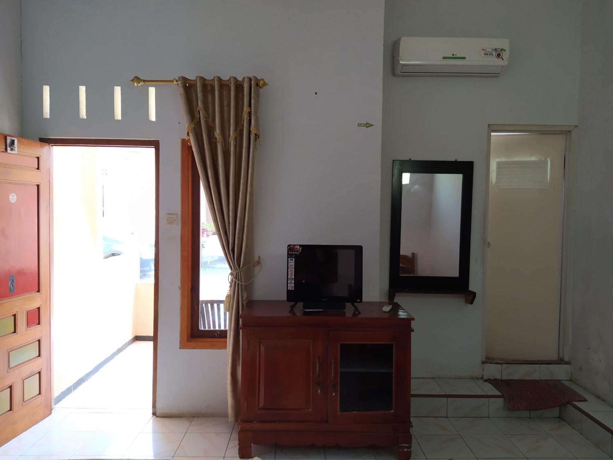 Hotel Putra Sindang Asih Batukaras الغرفة الصورة