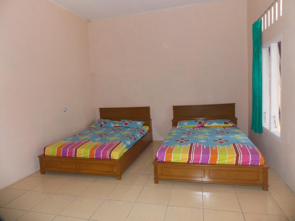 Hotel Putra Sindang Asih Batukaras الغرفة الصورة