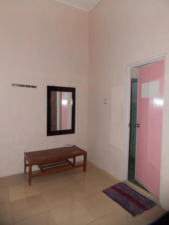 Hotel Putra Sindang Asih Batukaras الغرفة الصورة